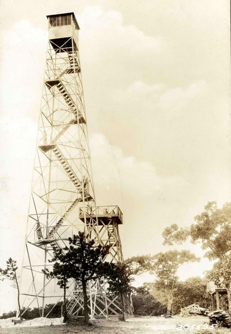 Original tower and its steel replacement (1935 photo)