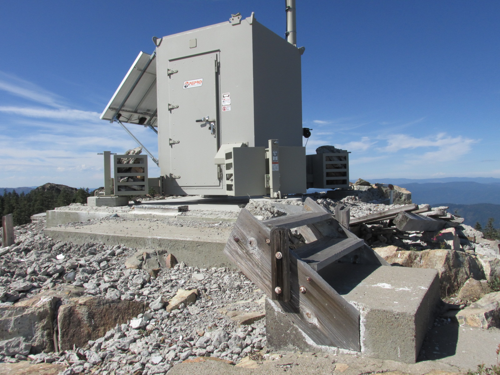 The lookout structure was removed sometime after 2014